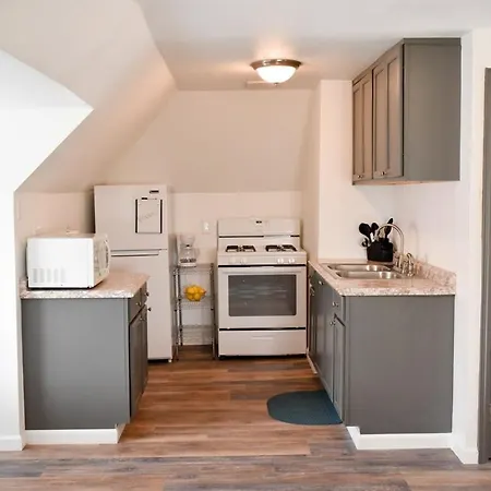 Unwind In A Bright Comfortable Apartment For 3