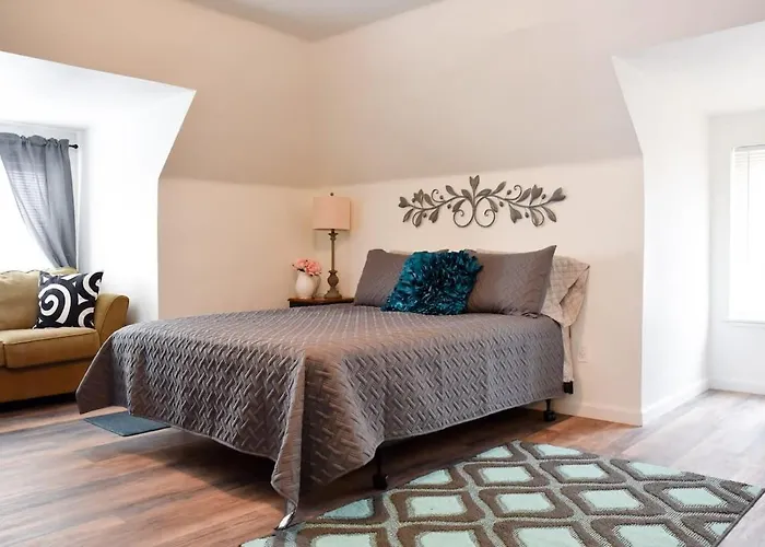 Unwind In A Bright Comfortable For 3 Apartment